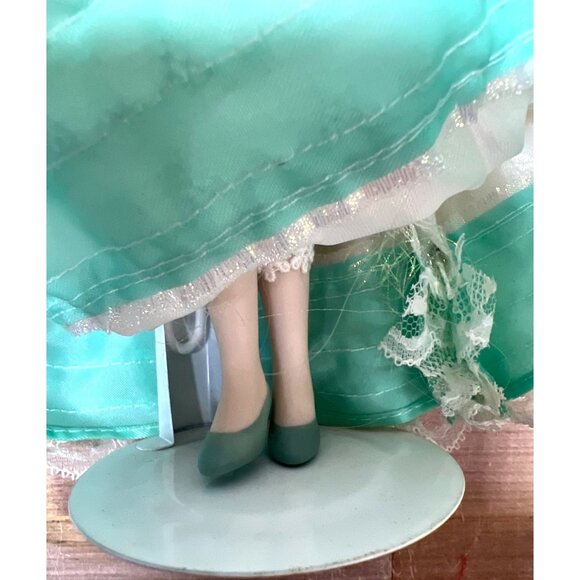 Avon Hand-Painted Porcelain Princess Figurine With Lace Dress & Pearl Tiara - Picture 4 of 4